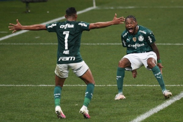 Luiz Adriano comemorando gol contra o Corinthians. (Foto: Ettore Chiereguini/AGIF)