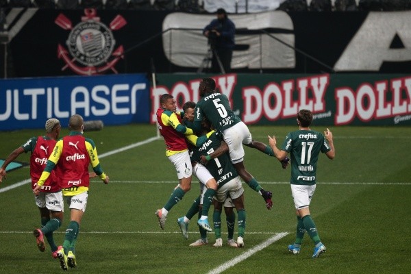Palmeiras comemorando gol. (Foto: Ettore Chiereguini/AGIF)