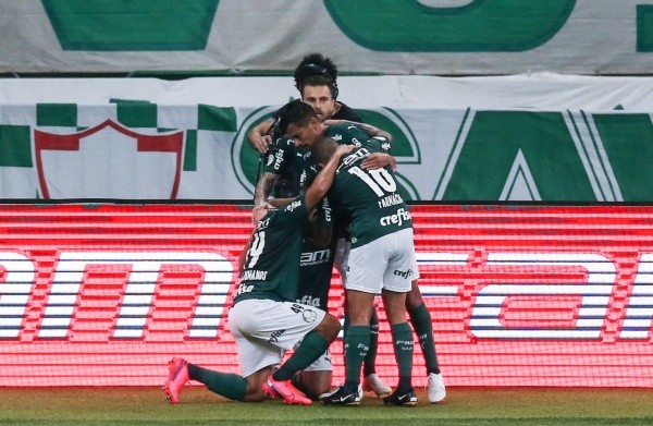 Abraço jogadores Palmeiras. Foto: Getty Images