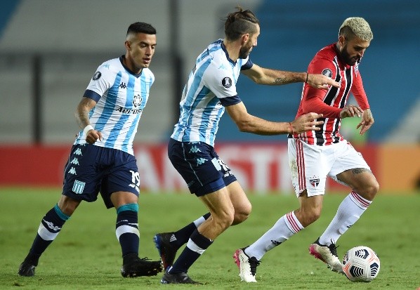 Racing x São Paulo jogando no estádio El Cilindro, em Avellaneda, na Argentina. (Foto: Getty Images) 