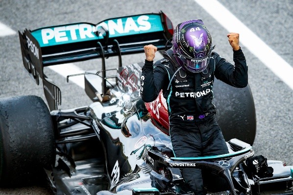 Lewis Hamilton comemorando vitória no GP da Espanha nesta temporada. (Foto: Getty Images)