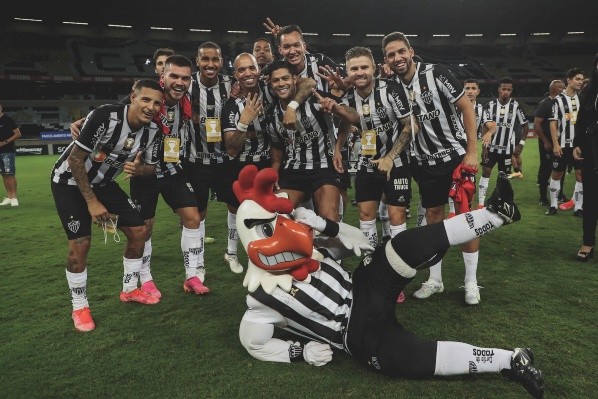 Não faltou o Galo Doidono gramado para comemorar o título com o elenco – Foto: Flickr Oficial Clube Atlético Mineiro – autor: PedroSouza