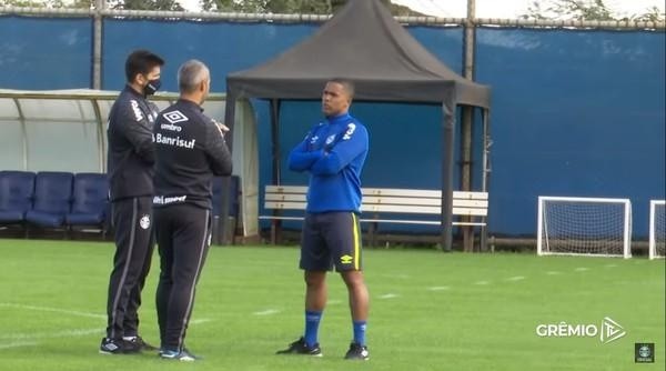 Atacante teve seu primeiro dia como atleta do Imortal - Foto: Reprodução/Grêmio TV. Atacante teve seu primeiro dia como atleta do Imortal - Foto: Reprodução/Grêmio TV.