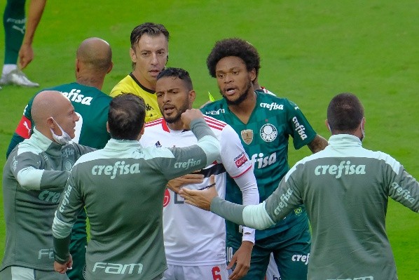 Abel “peitou” Liziero no primeiro tempo e foi criticado por comportamento pela imprensa (Foto: Marcello Zambrana/AGIF)