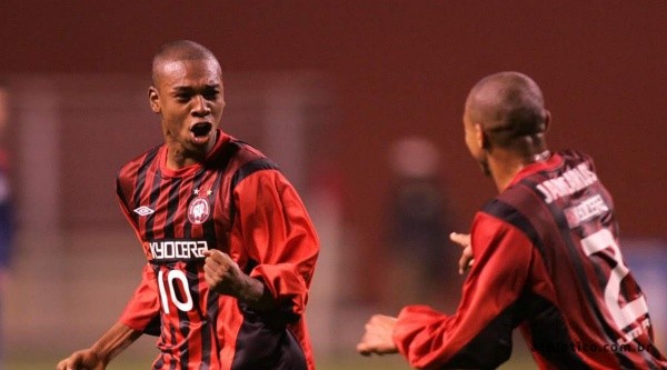 Fernandinho em ação pelo Furacão – Foto: Site Oficial Clube Athletico Paranaense