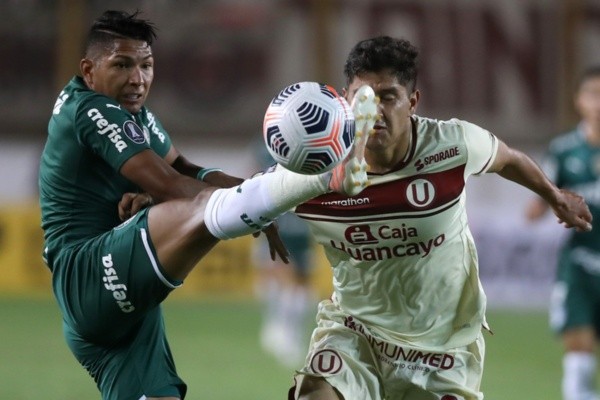 Rony em disputa com jogador do Universitario. Foto: Getty Images