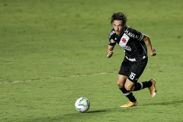 Caio tem forte concorrência no meio de campo do Vasco para a Série B (Foto: Thiago Ribeiro/AGIF)