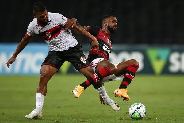 Atlético-GO em campo contra o Flamengo no Brasileirão 2020. (Foto: Getty Images)