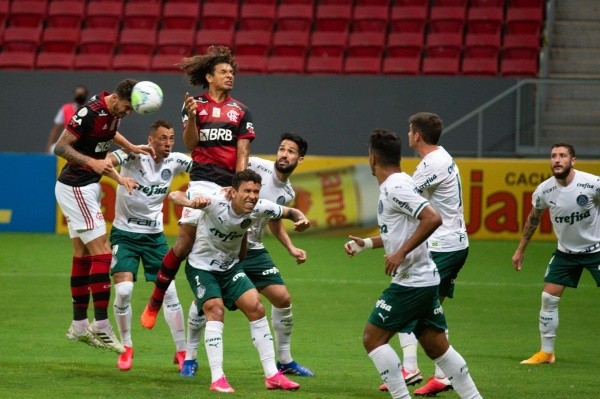 Disputa entre jogadores de Flamengo x Palmeiras. Foto: Getty Images