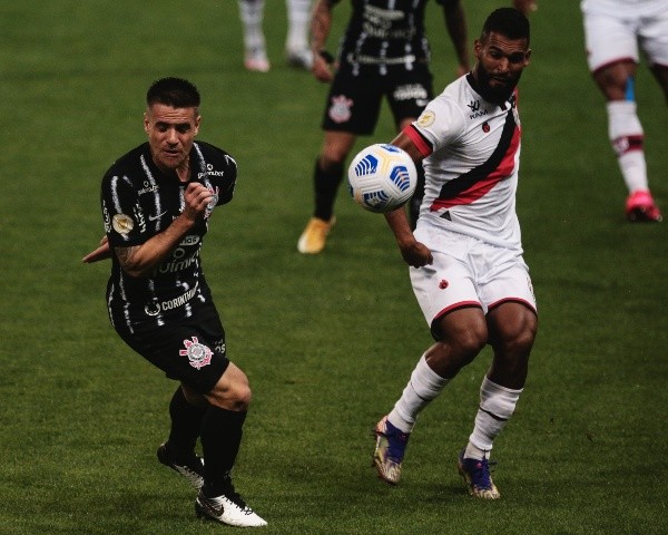 Atlético-GO em campo contra o Corinthians pela estreia do Campeonato Brasileiro. (Foto: Ettore Chiereguini/AGIF)