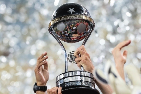 Troféu da Sul-Americana. Foto: Getty Images