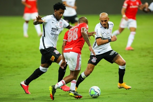 Gil em lance na partida contra o Inter pelo Brasileirão de 2020 (Foto:Pedro H. Tesch/AGIF)