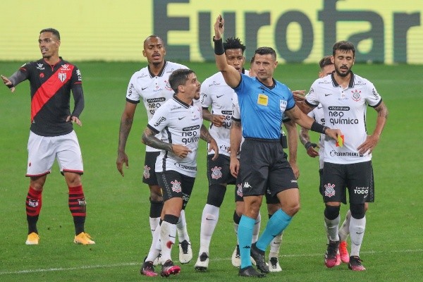 Corinthians em campo contra o Atlético-GO. (Foto: Marcello Zambrana/AGIF)