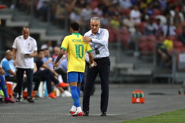 Neymar e Tite em jogo da seleção brasileira. (Foto: Getty Images)