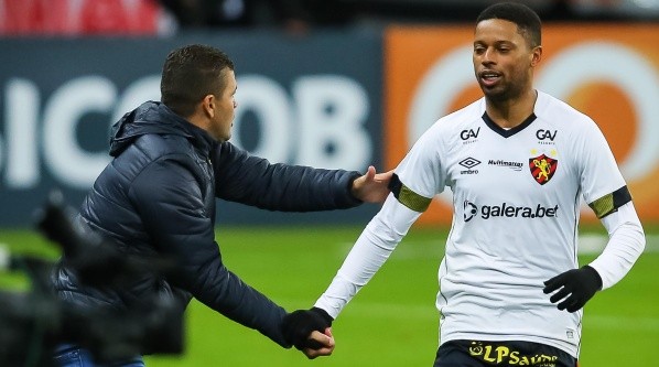 RS - Porto Alegre - 30/05/2021 - BRASILEIRO A 2021, INTERNACIONAL X SPORT - Andre jogador do Sport comemora seu gol com Umberto Louzer tecnico da sua equipe durante partida contra o Internacional no estadio Beira-Rio pelo campeonato Brasileiro A 2021. Foto: Pedro H. Tesch/AGIF