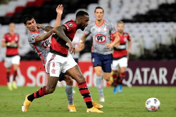 Gerson em campo pelo Flamengo na Libertadores. (Foto: Getty Images)