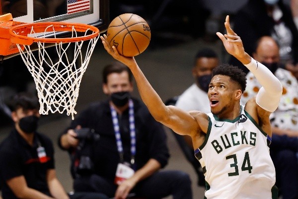 Giannis Antetokounmpo defendendo os Bucks. (Foto: Getty Images)