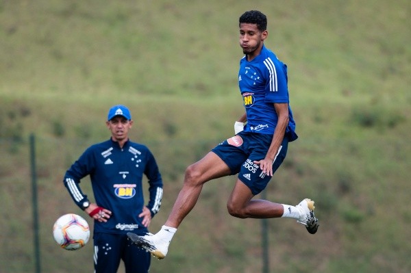 Adriano deve entrar no meio-campo da Raposa – Foto: Flickr Oficial Cruzeiro Esporte Clube – autor:Bruno Haddad