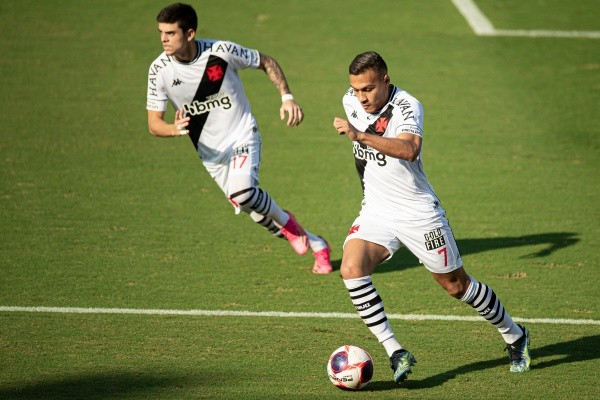 Léo Jabá tem chances de iniciar na vaga de Morato contra o Boavista (Foto: Jorge Rodrigues/AGIF)