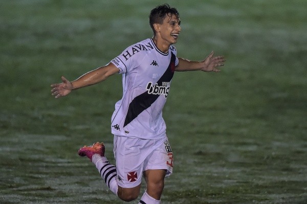 Sarrafiore comemora gol na vitória do Vasco no jogo de ida contra o Boavista (Foto: Thiago Ribeiro/AGIF)