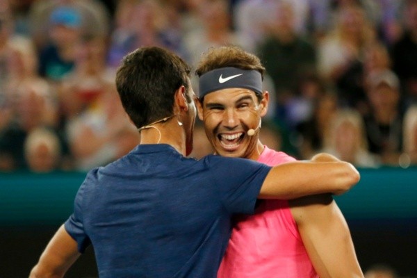 Djokovic besa a Nadal.  Foto: Getty Images