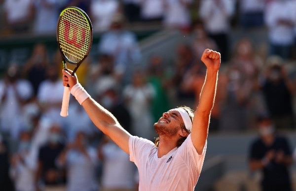 Stefanos Tsitsipas comemorando a ida para a final de Roland Garros. (Foto: Getty Images)