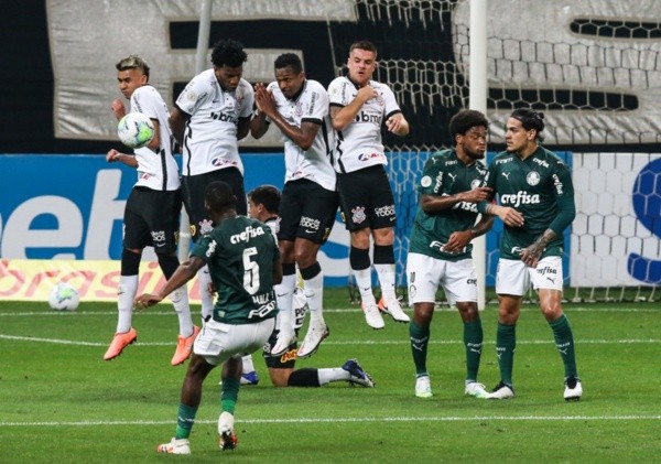 Cobrança de falta do Palmeiras contra o Corinthians. Foto: Getty Images