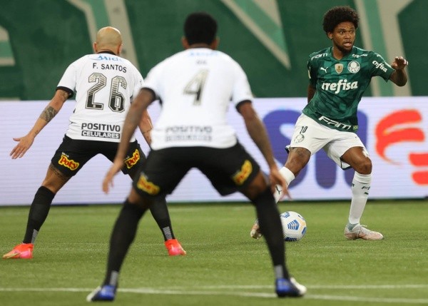 Luiz Adriano pouco ameaçou a zaga do Corinthians no dérbi no Allianz Parque (Foto: CÉSAR GRECO)