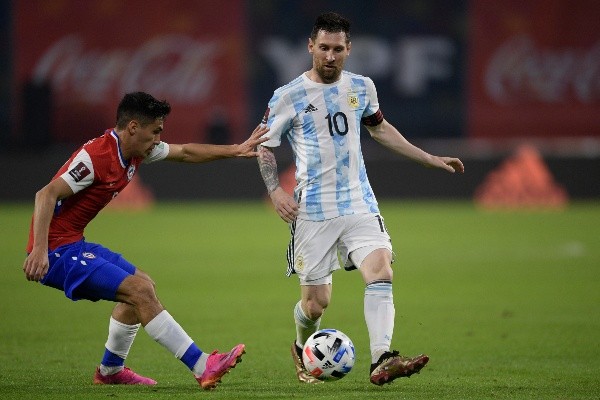 Messi em campo contra o Chile, pelas Eliminatórias. (Foto: Getty Images)