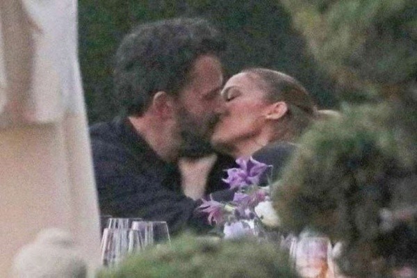 Jennifer Lopez e Ben Affleck se beijando. (Foto: Reprodução/Page Six)