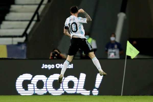Messi comemorando golaço de falta. (Foto: Getty Images)