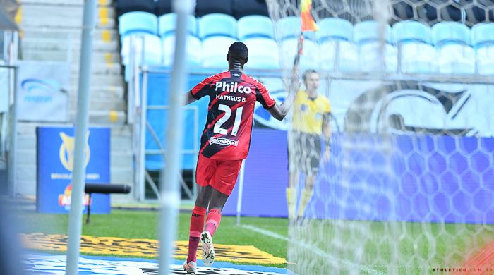 Matheus Babi faz a festa: gol foi confirmado pelo VAR após bandeirinha sinalizar impedimento inexistente (Foto: Gustavo Oliveira/athletico.com.br/Divulgação)