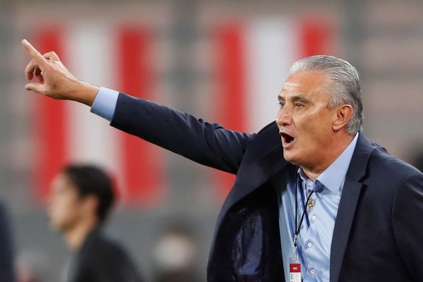 Tite no gramado comandando a seleção brasileira. (Foto: Getty Images)