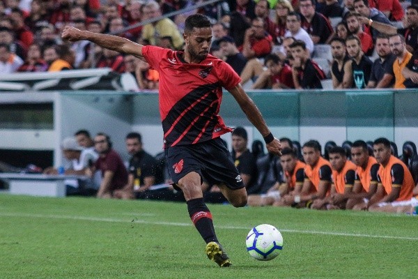 Renan Lodi em ação pelo Furacão – Foto:Gabriel Machado/AGIF