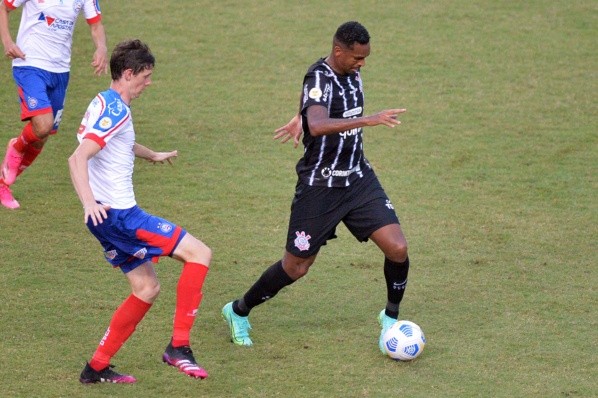 Jô em campo com a chuteira verde. (Foto: Walmir Cirne/AGIF) Jô em campo com a chuteira verde. (Foto: Walmir Cirne/AGIF)