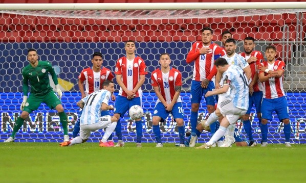Messi marcó un tiro libre contra Paraguay en la victoria de la Copa América.  (Foto: Getty Images)