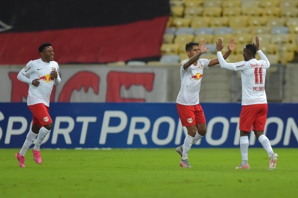 Bragantino comemorando gol contra o Flamengo. (Foto: Thiago Ribeiro/AGIF)