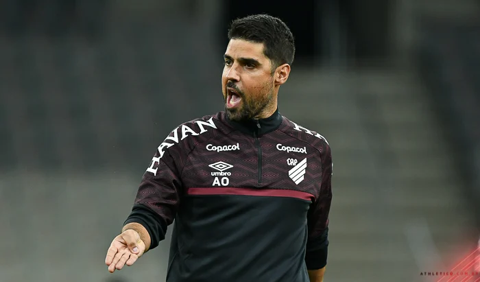 Português António Oliveira possui mais de 80% de aproveitamento na temporada 2021 (Foto: José Tramontin/athletico.com.br)