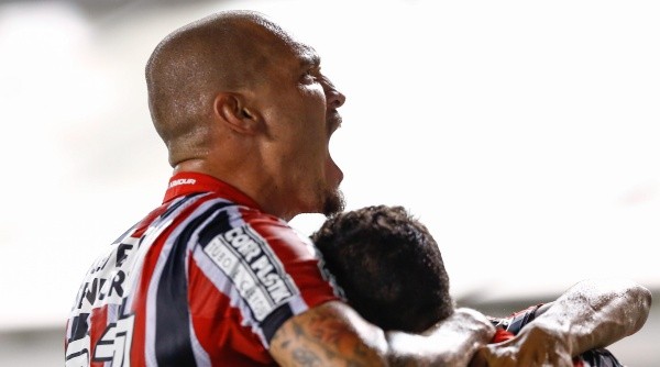 SANTOS - SP - 15/02/2017 - PAULISTA 2017/SANTOS x SAO PAULO – Maicon do Sao Paulo comemora o gol de Luiz Araujo, o segundo do Sao Paulo durante partida contra o Santos pelo Campeonato Paulista 2017 na Vila Belmiro. Foto: Marcello Zambrana/AGIF SANTOS - SP - 15/02/2017 - PAULISTA 2017/SANTOS x SAO PAULO – Maicon do Sao Paulo comemora o gol de Luiz Araujo, o segundo do Sao Paulo durante partida contra o Santos pelo Campeonato Paulista 2017 na Vila Belmiro. Foto: Marcello Zambrana/AGIF