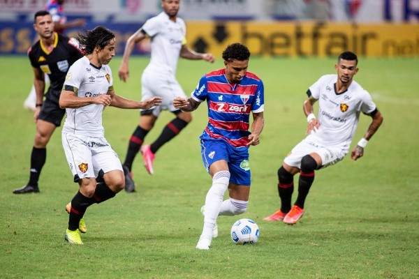 Deporte en el campo contra Fortaleza.  (Foto: Pedro Chaves / AGIF)