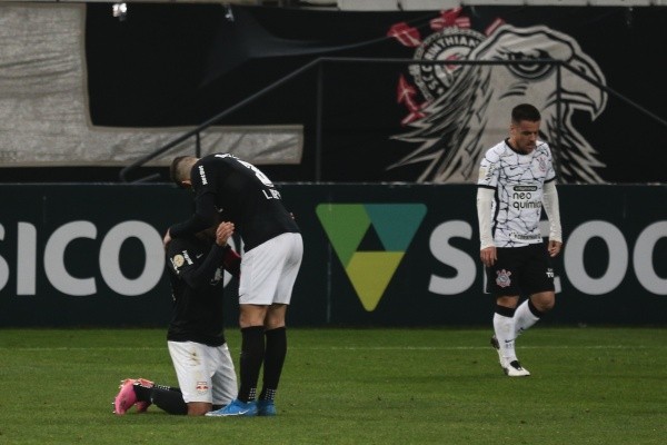Corinthians em campo contra o RB Bragantino. (Foto: Ettore Chiereguini/AGIF)