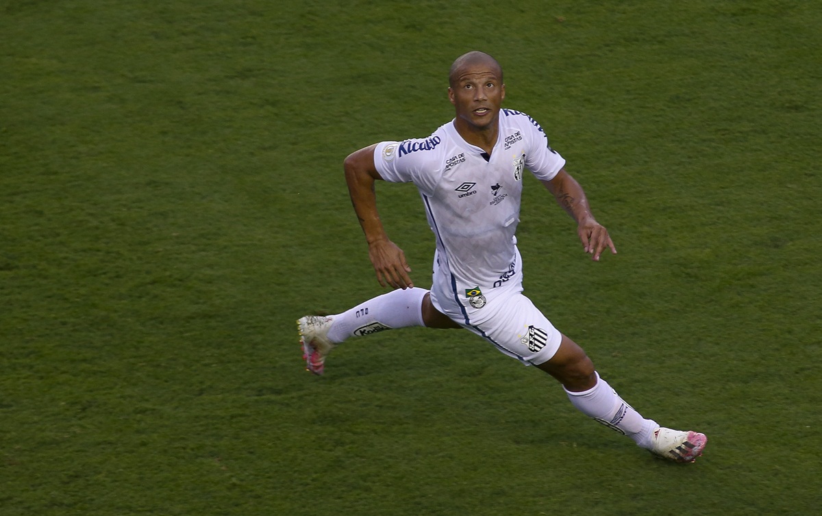Carlos Sánchez no gramado da Vila Belmiro. Foto: Getty Images