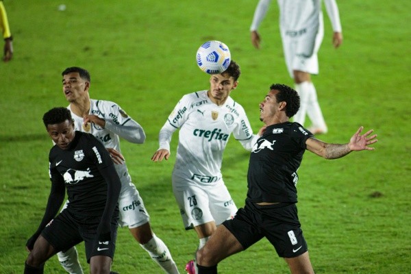 Palmeiras em campo contra o RB Bragantino. (Foto: Diogo Reis/AGIF
