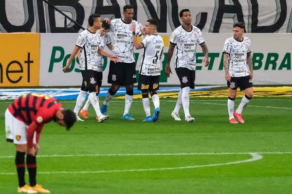 Corinthians em campo comemorando gol pelo Brasileirão. (Foto: Marcello Zambrana/AGIF)