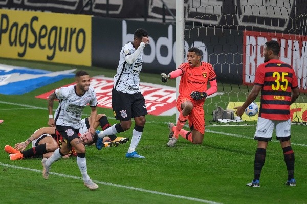 Corinthians em campo comemorando gol pelo Brasileirão. (Foto: Marcello Zambrana/AGIF)
