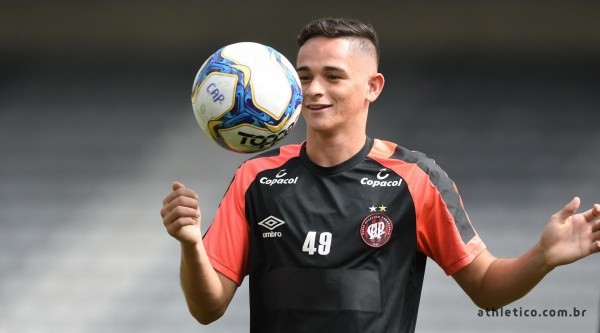 Khellven entra na vaga do suspenso Marcinho como ala pela direita diante da Chape (Foto:Miguel Locatelli/Site Oficial)