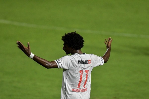 Talles Magno foi revelado pelo Vasco (Foto: Thiago Ribeiro/AGIF)
