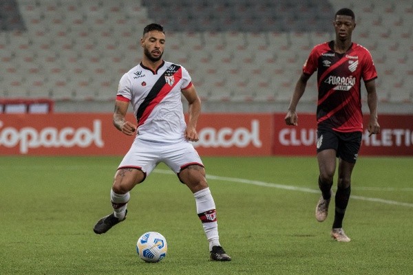 Nathan Silva em ação pelo Atlético-GO, um dos pilares da defesa menos vazada do Brasileirão 2021 – Foto:Robson Mafra/AGIF