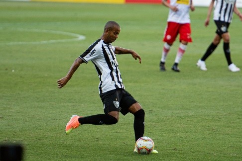 Mariano é a opção de improviso que mantém esquema de de linha defensiva com quatro jogadores: Foto:Alessandra Torres/AGIF