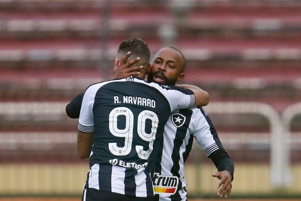 Navarro e Chay são destaques do Botafogo em 2021 e têm mais seis meses de clube, pelo menos (Foto: Vitor Silva/Botafogo)